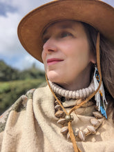 Lade das Bild in den Galerie-Viewer, Elegante Kette mit Papierperlen "Jarara"