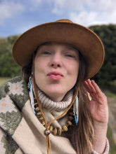 Lade das Bild in den Galerie-Viewer, Elegante Kette mit Papierperlen "Jarara"