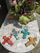 Lade das Bild in den Galerie-Viewer, Kreuz aus Recyclingpapier