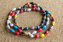 Load image into Gallery viewer, Bunte Papierperlen im Schmuck Set Pearls of Africa