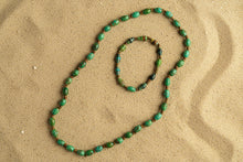 Load image into Gallery viewer, Grüne Perlen aus Papier Kette und Armband Angebot des Monats April Pearls of Africa