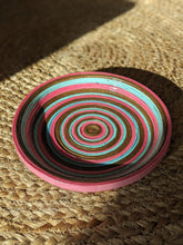 Lade das Bild in den Galerie-Viewer, Funky Teller aus Papier