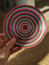 Lade das Bild in den Galerie-Viewer, Funky Teller aus Papier