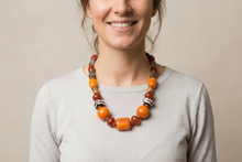 Lade das Bild in den Galerie-Viewer, Frau trägt eine hanfgemachte Glasperlenkette aus Bernstein aus Uganda von Pearls of Africa