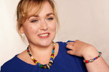 Load image into Gallery viewer, Glasperlenensemble Kette und Armband an Blonder Frau