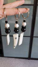 Laden und Abspielen von Videos im Galerie-Viewer, Süßer Schlüsselanhänger aus afrikanischen Perlen &quot;Bijoux Schwarz Weiß&quot; mit Anhänger
