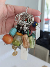 Lade das Bild in den Galerie-Viewer, Schlüsselanhänger aus bunten, afrikanischen Perlen "Bijoux"