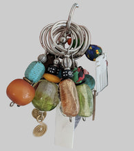 Lade das Bild in den Galerie-Viewer, AfrikanischeSchluesselanhaenger3BijouxPearlsofAfrica