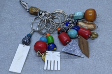 Lade das Bild in den Galerie-Viewer, Schlüsselanhänger aus bunten, afrikanischen Perlen "Bijoux"