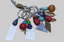 Lade das Bild in den Galerie-Viewer, AfrikanischeSchluesselanhaengerBijouxPearlsofAfrica