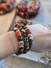 Lade das Bild in den Galerie-Viewer, Glasperlenarmband „Maiduguri Men“ – Herren & Fair Trade Schmuck