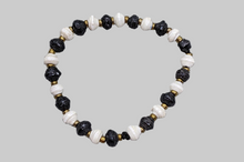 Lade das Bild in den Galerie-Viewer, Papierperlenarmband „Mitsou“ – Schwarz-Weiß minimalistisch