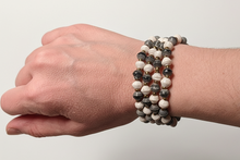 Lade das Bild in den Galerie-Viewer, Perlenarmband aus Schwarz und Weißen Papierperlen von Pearls of Africa im Sale
