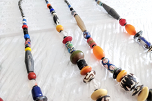 Lade das Bild in den Galerie-Viewer, Glasperlenaufnahme von Perlenketten Maiduguri Long aus Afrikanischen Perlen Pearls of Africa