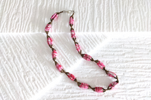 Lade das Bild in den Galerie-Viewer, Kurze Halskette mit länglichen Papierperlen in Bündeln "Senta"