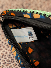 Lade das Bild in den Galerie-Viewer, Handgemachte Handtaschen aus Papierperlen "Africa"