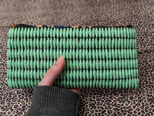 Lade das Bild in den Galerie-Viewer, Handgemachte Handtaschen aus Papierperlen "Africa"