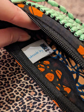 Lade das Bild in den Galerie-Viewer, Handgemachte Handtaschen aus Papierperlen "Africa"