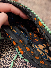 Lade das Bild in den Galerie-Viewer, Handgemachte Handtaschen aus Papierperlen "Africa"