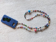 Load image into Gallery viewer, Handykette aus Papierperlen Paloma Kurz Pearls of Africa