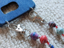 Load image into Gallery viewer, Handykette aus Papierperlen Paloma mit Haken Pearls of Africa