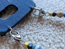 Load image into Gallery viewer, Handykette aus Papierperlen mit Haken