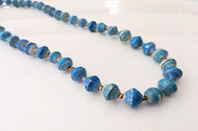 Lade das Bild in den Galerie-Viewer, Kurze Halskette mit Papierperlen "Banda" - Auch für Kinder geeignet