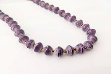 Lade das Bild in den Galerie-Viewer, Kurze Halskette mit Papierperlen "Banda" - Auch für Kinder geeignet