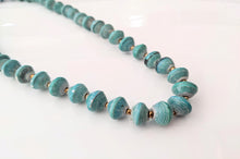 Lade das Bild in den Galerie-Viewer, Kurze Halskette mit Papierperlen "Banda" - Auch für Kinder geeignet