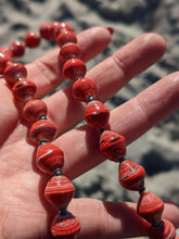 Lade das Bild in den Galerie-Viewer, Kurze Halskette mit Papierperlen "Banda" - Auch für Kinder geeignet