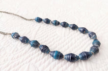 Lade das Bild in den Galerie-Viewer, Zeitlose, schicke Kette mit recycelten Papierperlen "Hellen"