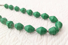 Lade das Bild in den Galerie-Viewer, Zeitlose, schicke Kette mit recycelten Papierperlen "Hellen"