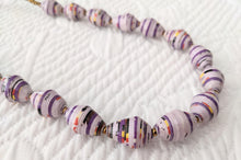 Lade das Bild in den Galerie-Viewer, Zeitlose, schicke Kette mit recycelten Papierperlen "Hellen"