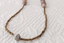 Lade das Bild in den Galerie-Viewer, Zeitlose, schicke Kette mit recycelten Papierperlen "Hellen"