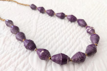 Lade das Bild in den Galerie-Viewer, Zeitlose, schicke Kette mit recycelten Papierperlen "Hellen"