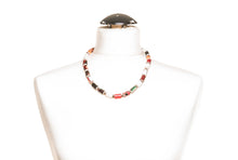 Lade das Bild in den Galerie-Viewer, Kette auf Puppe