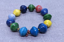 Lade das Bild in den Galerie-Viewer, Buntes Kinderarmband aus Papierperlen recycelt "Africa 1 Row Kinder"