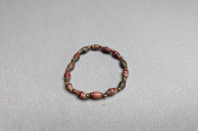 Lade das Bild in den Galerie-Viewer, Kinderarmband aus Papierperlen Braun Pearls of Africa