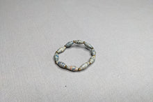 Lade das Bild in den Galerie-Viewer, Kinderarmband aus Papierperlen Grau Pearls of Africa