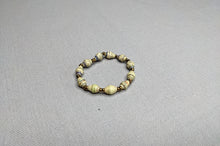 Lade das Bild in den Galerie-Viewer, Kinderarmband aus Papierperlen Weiss Pearls of Africa