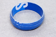 Lade das Bild in den Galerie-Viewer, Armreif „Little Miriam Makeba“ – Recyclingpapier & Statement