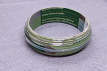 Lade das Bild in den Galerie-Viewer, Armreif „Little Miriam Makeba“ – Recyclingpapier & Statement