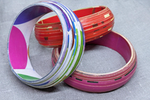 Lade das Bild in den Galerie-Viewer, Armreif „Little Miriam Makeba“ – Recyclingpapier & Statement