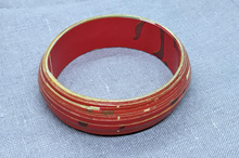 Lade das Bild in den Galerie-Viewer, Armreif „Little Miriam Makeba“ – Recyclingpapier & Statement