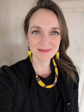 Lade das Bild in den Galerie-Viewer, Massai Schmuck Set Gelb - Perlenkette & Ohrringe "Saba Short" - Einzelstück