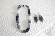 Lade das Bild in den Galerie-Viewer, Massai Schmuck Set Schwarz/Weiss - Perlenkette & Ohrringe "Saba Short" - Einzelstück