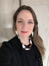 Lade das Bild in den Galerie-Viewer, Massai Schmuck Set Weiß - Perlenkette & Ohrringe "Saba Short"