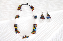 Lade das Bild in den Galerie-Viewer, Massai Schmuck Set Weiß - Perlenkette & Ohrringe "Saba Short" - Einzelstück