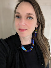 Lade das Bild in den Galerie-Viewer, Massai Schmuck Set Blau - Perlenkette &amp; Ohrringe &quot;Saba Short&quot; - Einzelstück

