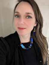 Lade das Bild in den Galerie-Viewer, Massai Schmuck Set Blau - Perlenkette & Ohrringe "Saba Short" - Einzelstück